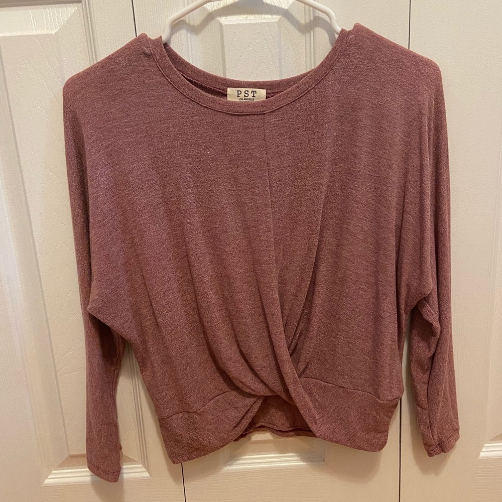 Cute blouse. A little bit cropped. Only worn once!